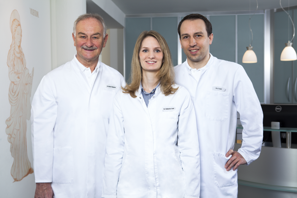 Dr. Robert Nieberler, Dr. Sophia Nieberler-Steff und Dr. Bastian Steff in ihrer Praxis in Puchheim