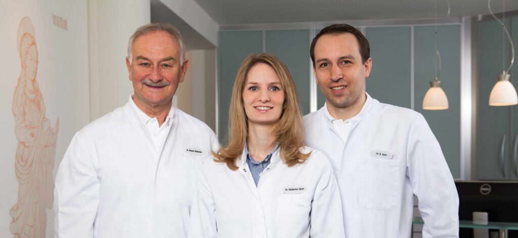 Das Team der Oralchirurgie Puchheim: Dr. Robert Nieberler, Dr. Sophia Nieberler-Steff und Dr. Bastian Steff